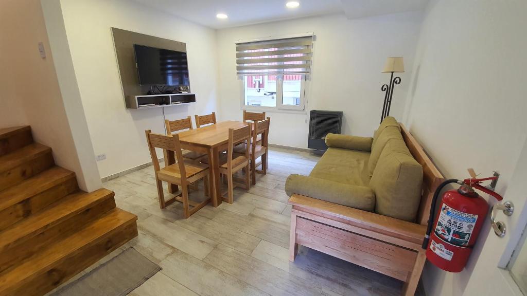 乌斯怀亚Bahia's flat的客厅配有沙发和桌子