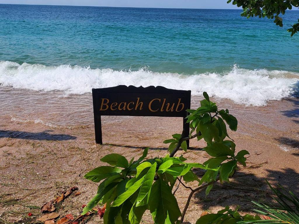 涛岛涛岛海滩俱乐部酒店的海滩上靠近大海的海滩俱乐部标志