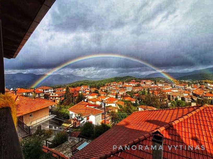 维蒂纳Panorama Vytinas的红色屋顶的城市上空的彩虹