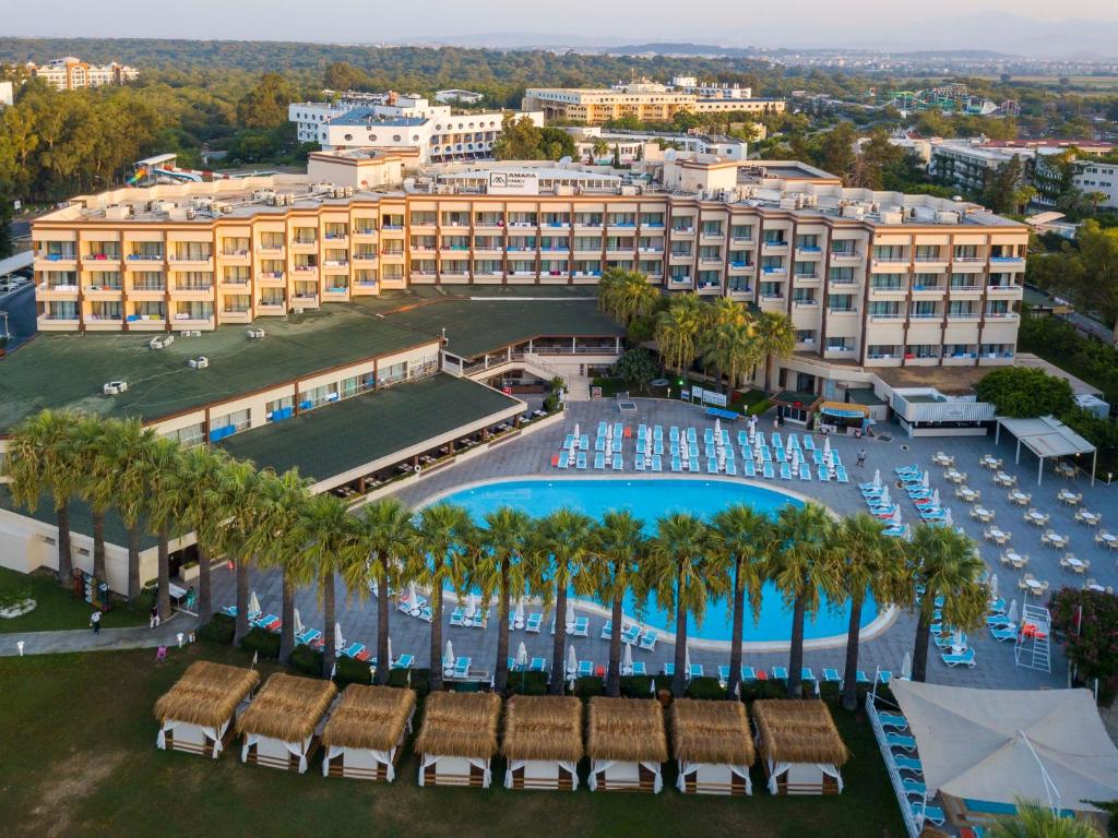 锡德Amara Family Resort的享有度假村的空中景致,设有游泳池和棕榈树