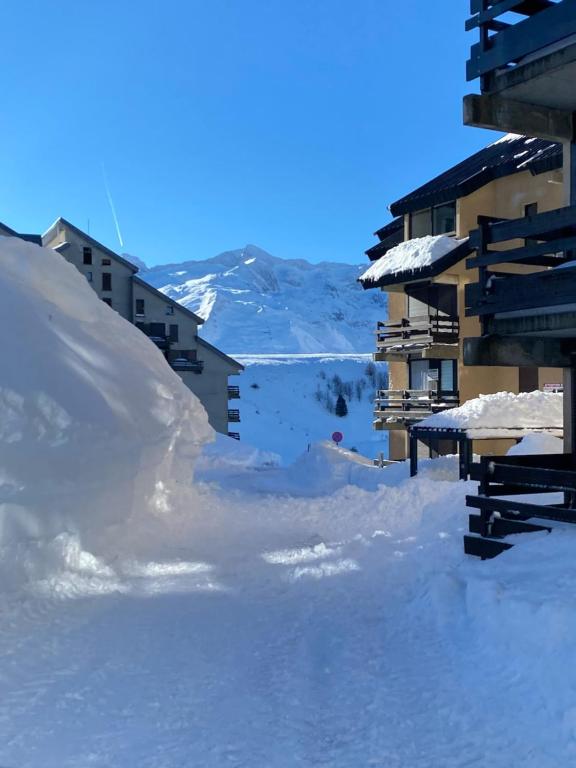 Saint-AventinAu pied des pistes的雪中一些建筑物旁边堆积的积雪