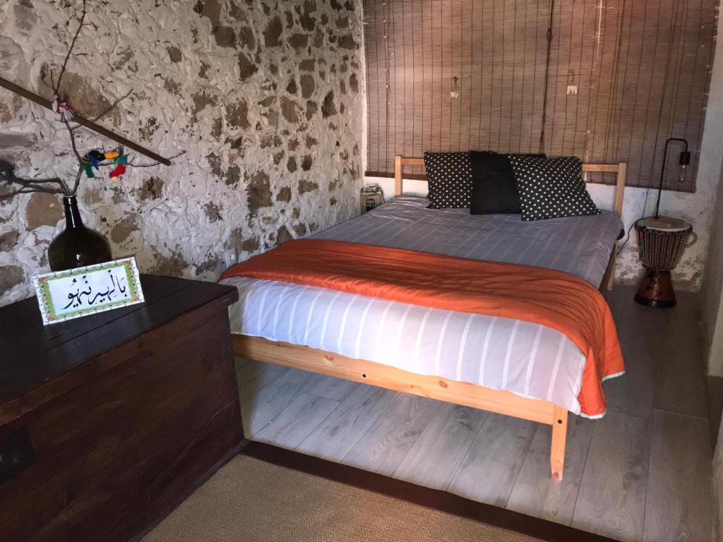ZimbreiraPalheirinho的一间卧室配有一张木床和木制梳妆台
