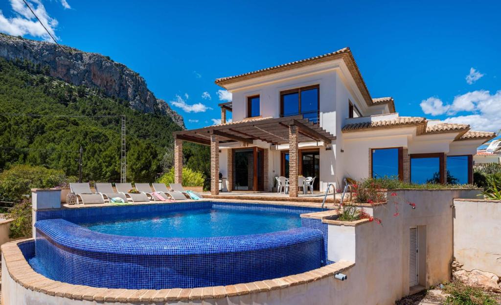 卡尔佩Villa Anis - PlusHolidays的一座带游泳池和房子的别墅