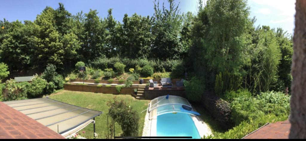Ormesson-sur-MarneUne belle chambre au calme la piscine sera réparée mi juillet的享有花园的顶部景致,设有游泳池