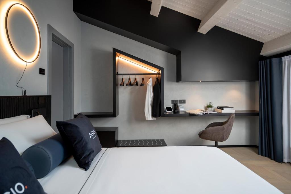 西维尔诺瓦·马尔凯Agio Comfy Place的一间卧室配有一张大床和镜子
