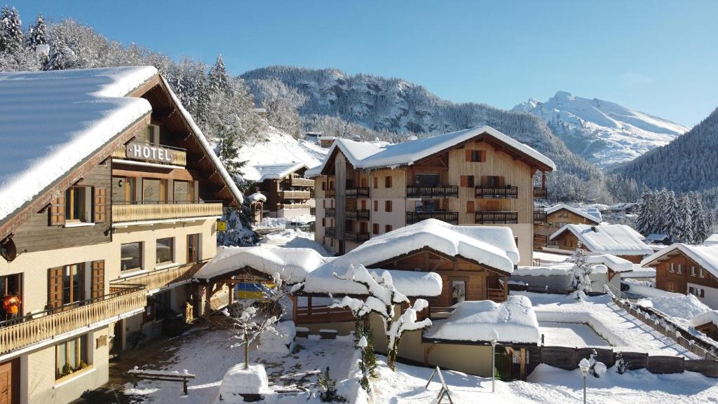 圣让德锡克斯特贝塞特之家酒店的拥有雪覆盖建筑和山脉的滑雪胜地