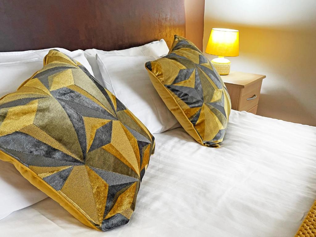 布莱克浦总统酒店 的床上有2个枕头