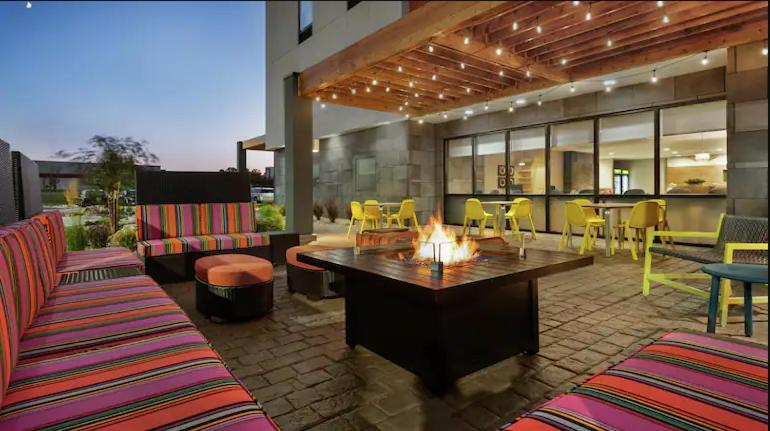 哥伦布Home2 Suites By Hilton Columbus/West, OH的庭院设有火坑和桌椅