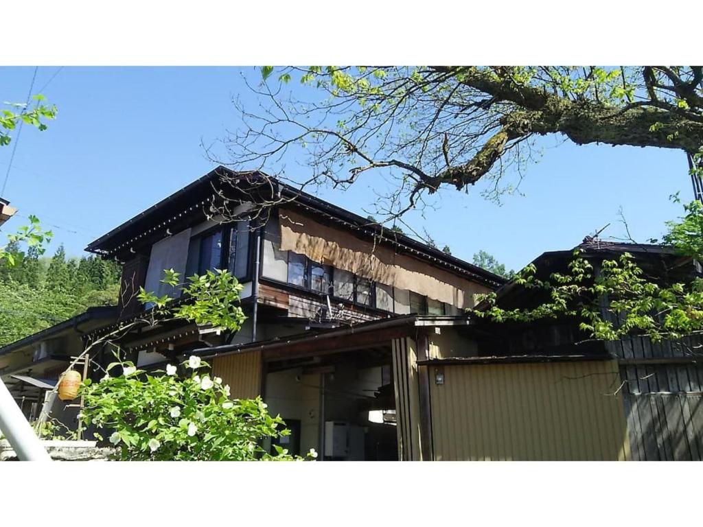 高山Tomareru sento taka no yu - Vacation STAY 00556v的房屋的顶部设有阳台