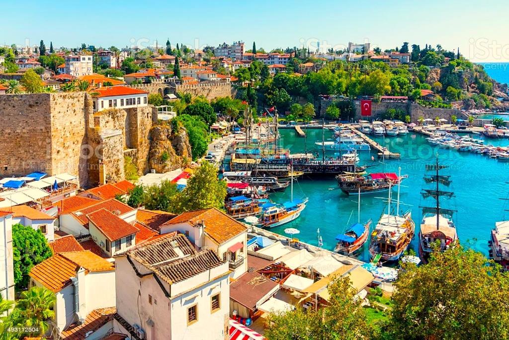 安塔利亚ROOMS AND APARTMENTS center of Antalya, beach, old town的海港的空中景色,水中有船只