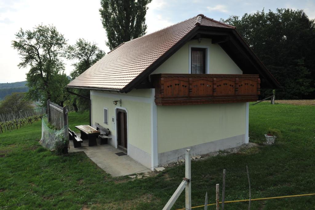 Šmarje pri JelšahVineyard Cottage Keglic的白色的小建筑,带有棕色的屋顶