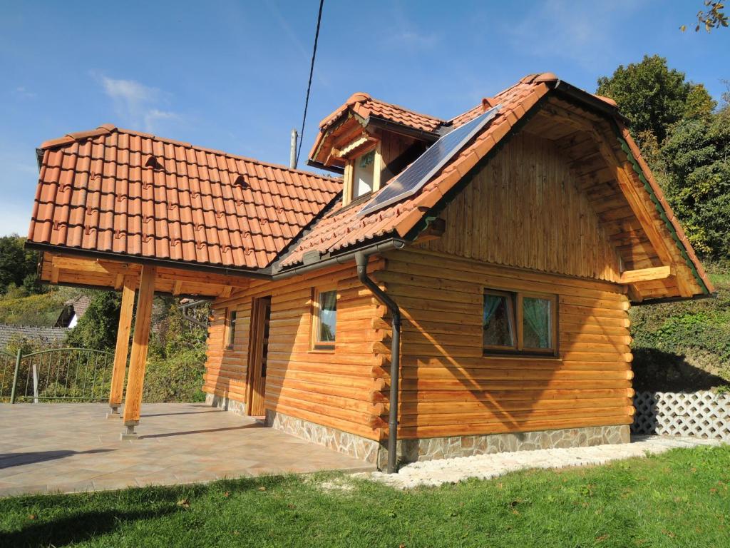 奥托亚克Vineyard Cottage Janko & Metka的铜屋顶小木屋