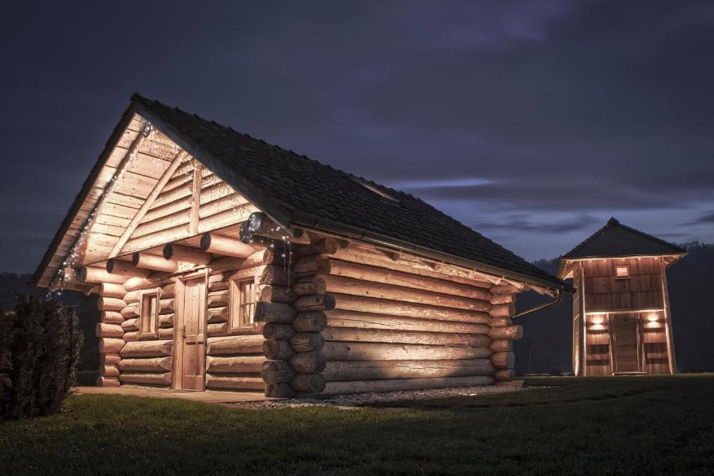 DobHiska Ulala的小木屋,晚上有灯光