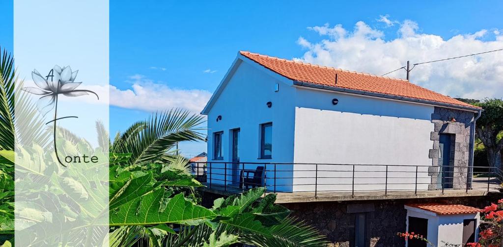 Santo AntónioA Fonte的蓝色和白色的房子设有阳台