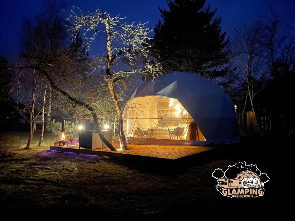 KrauschwitzGlamping Krauschwitz的夜晚在田野的圆顶帐篷