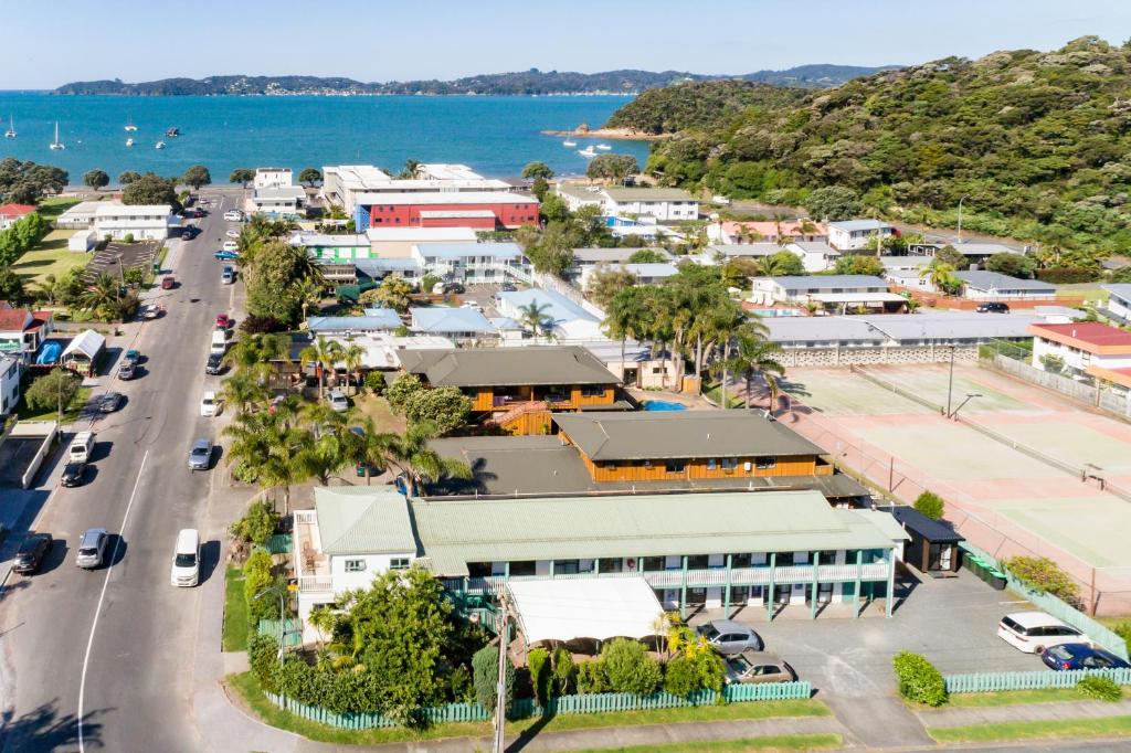 派西亚Bay of Islands Lodge的享有小镇空中景色,设有停车场