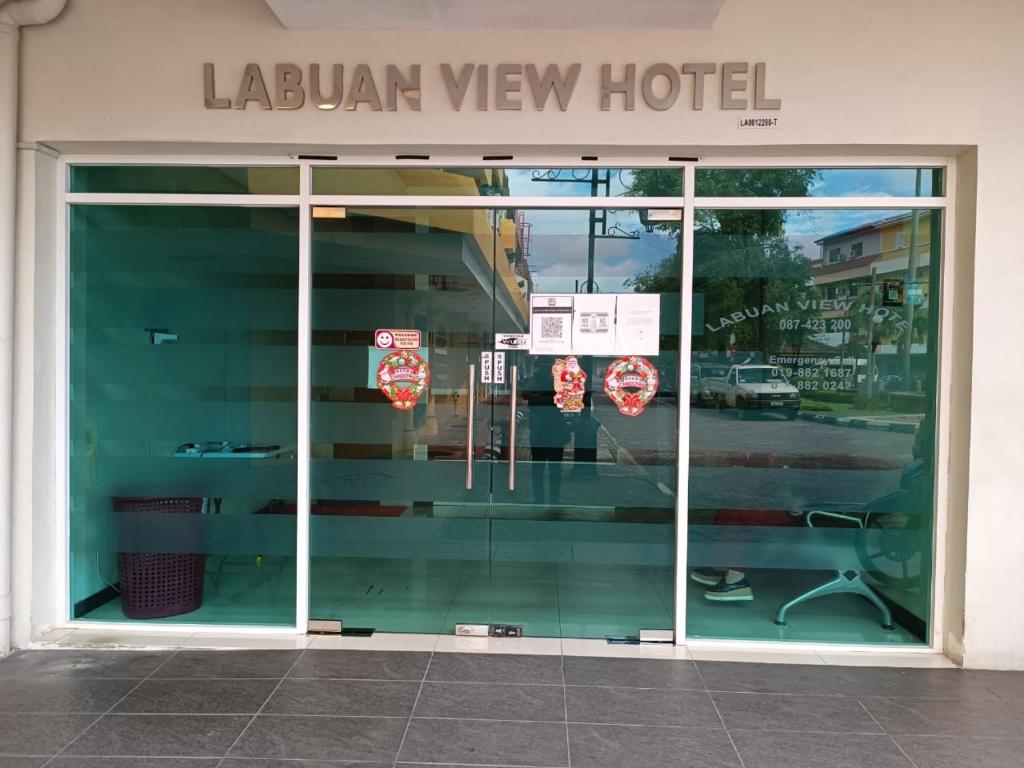 维多利亚AMBASSADOR LABUAN VIEW HOTEL的图书馆景酒店的大型玻璃门