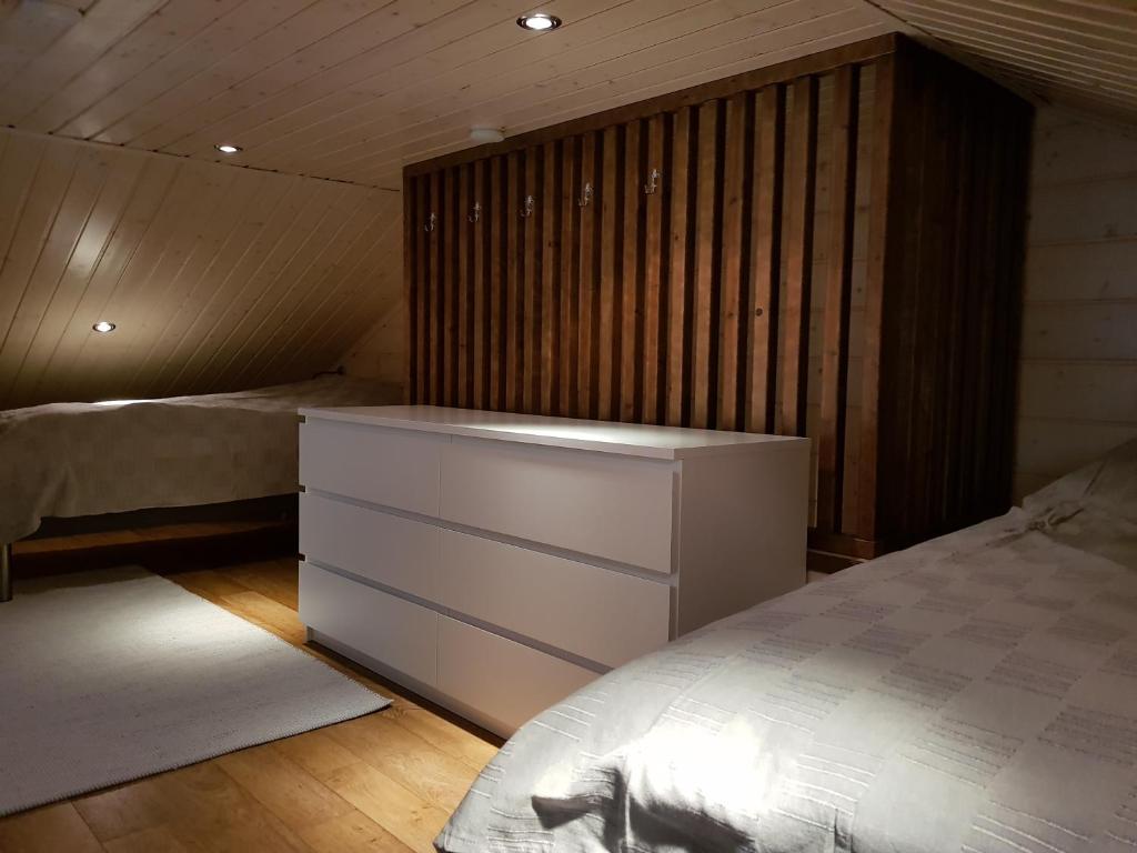 索特Air-conditioned holiday home Vutnusmaja at Iso-Syöte的一间卧室配有床和白色梳妆台