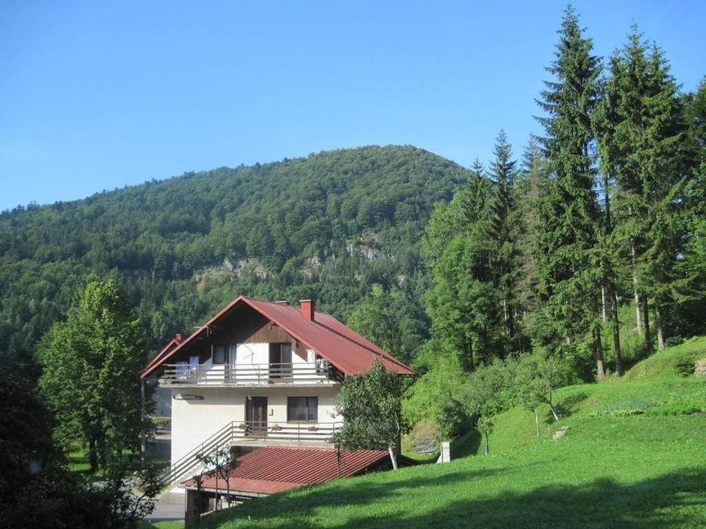 洛克维Apartment Kremžar Lokve的山丘上的房子,背景是山