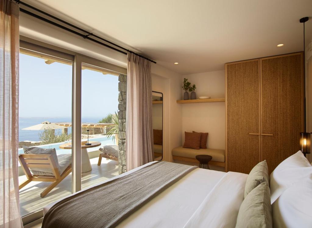 Collini Suites & Villas Mykonos客房内的一张或多张床位