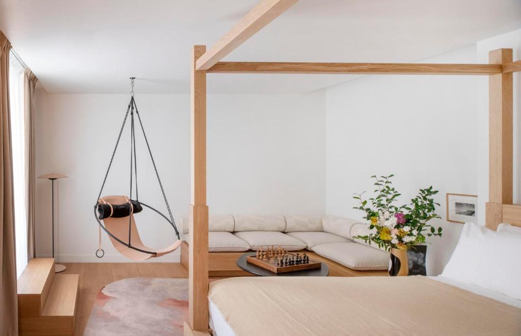 巴黎Nuage的客厅配有床和沙发