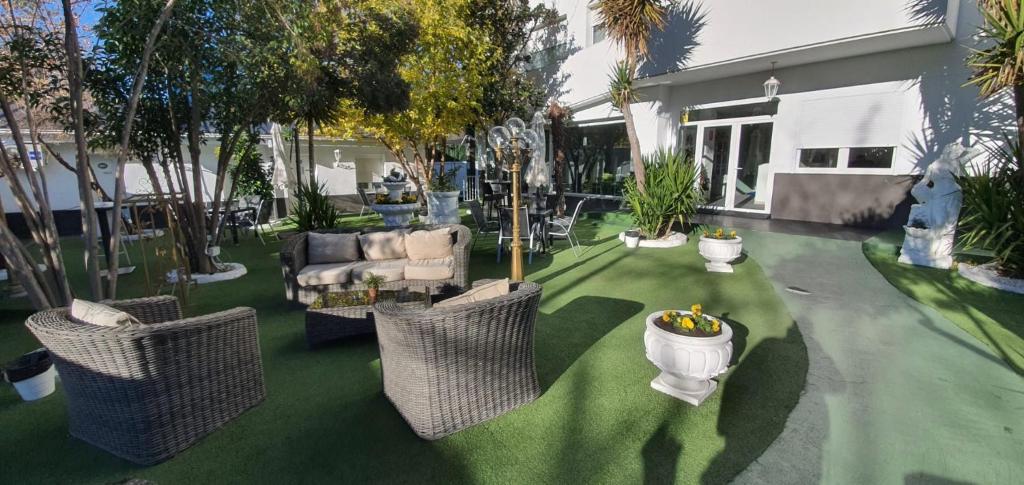 马德里Escala Suites的花园设有椅子、沙发和树木