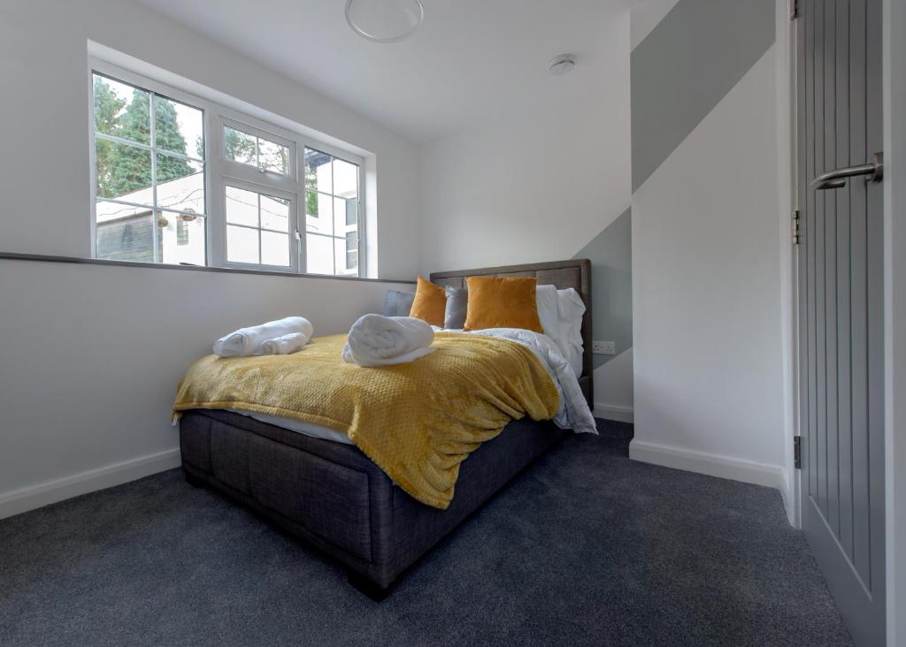 达宁顿堡Donington Cottage Apt 4的一间卧室配有一张带黄色毯子和窗户的床