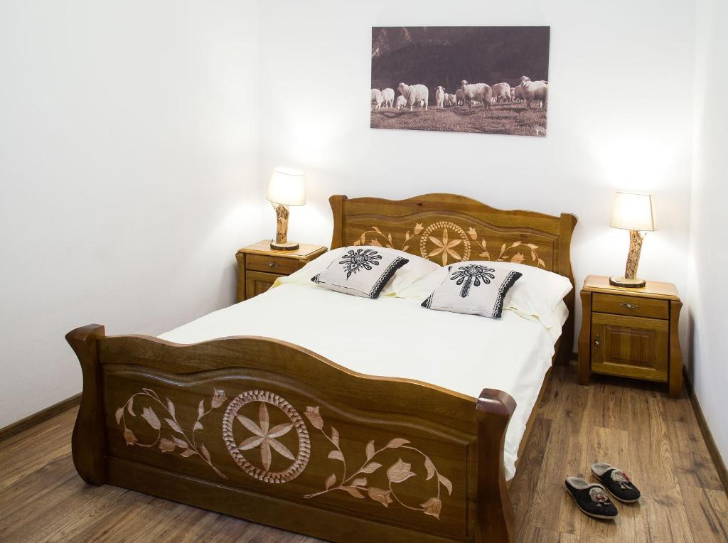 斯洛莫夫采维日奈Między OWCAMI的一间卧室配有一张床和两个带灯的床头柜