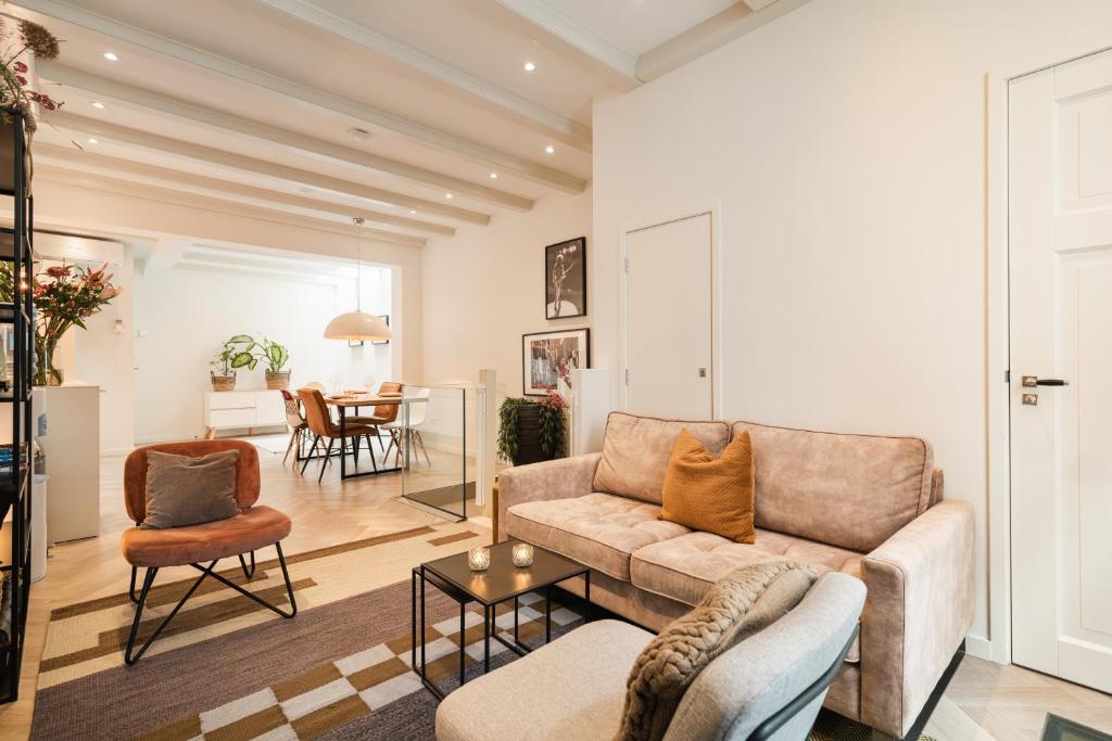 阿姆斯特丹Leidse Square 5 star Luxury Apartment的客厅配有沙发和桌子