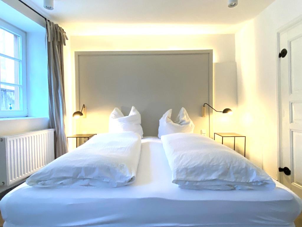 杜德尔多夫Living in History - Modern Country Cottage的一间卧室配有两张带白色床单和枕头的床。