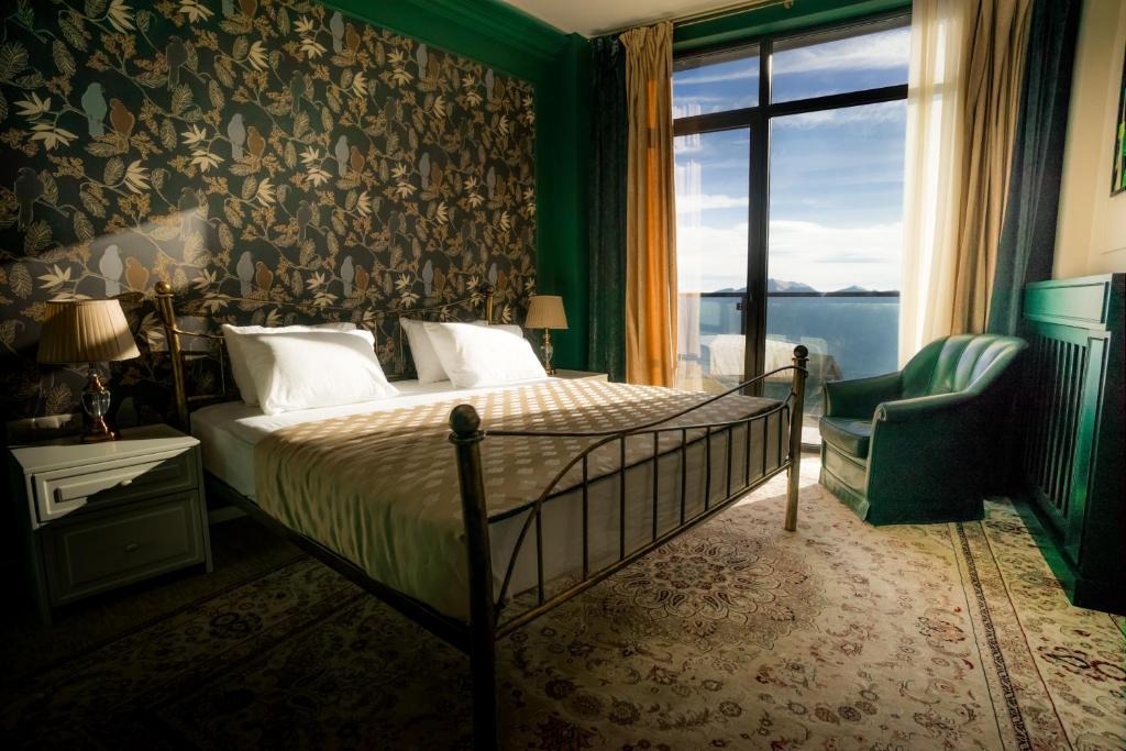古多里Ati Ambavi Botique Hotel Gudauri的一间卧室配有一张床,享有水景
