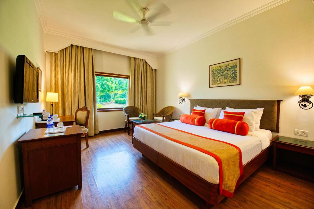 克久拉霍克久拉霍克拉克酒店的酒店客房配有一张带红色枕头的大床