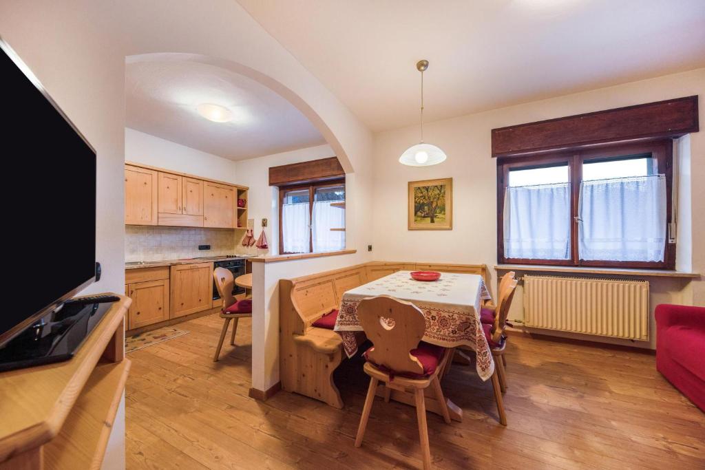 菲耶梅堡La pratolina piano terra的厨房以及带桌椅的用餐室。