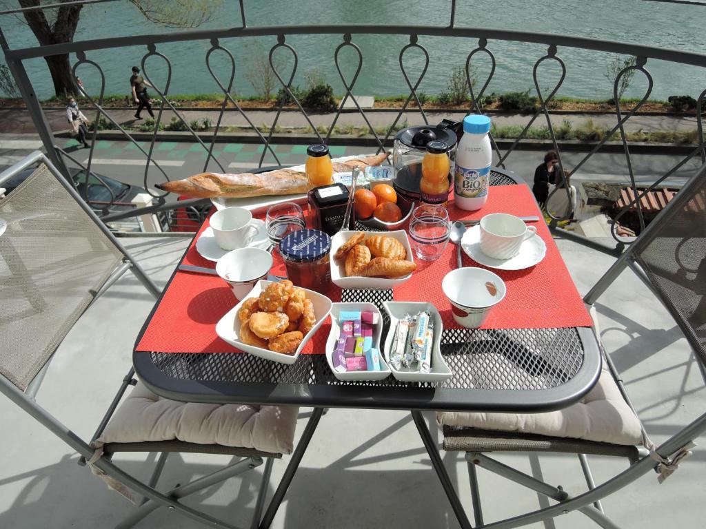 马恩河畔莱佩尔勒LES PINGOUINS DE LA MARNE的阳台上的早餐桌