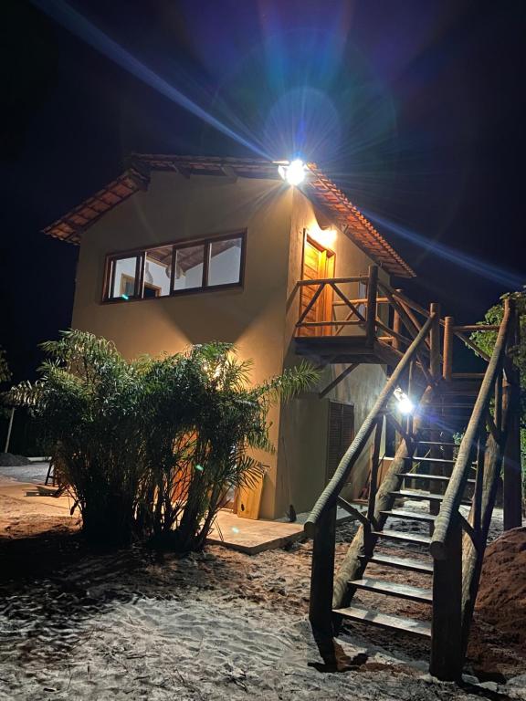 巴拉格兰德Villa Bromélia - Barra Grande的一座房子,晚上有楼梯通往