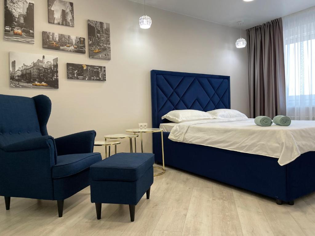 巴甫洛达尔Krivenko 49 Str by Slissenko Inn的一间卧室配有蓝色的床和椅子