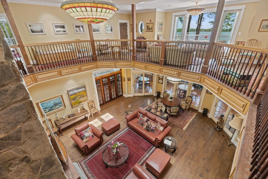 RidgeSwanendele Inn的客厅享有高空美景,设有螺旋楼梯