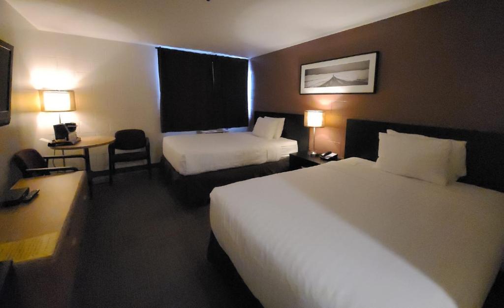 卡尔加里Roadking Inns Motel的酒店客房配有两张床和一张书桌