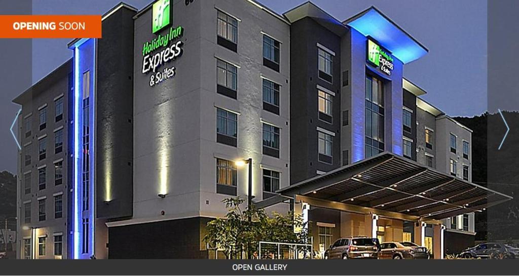 杰克逊维尔Holiday Inn Express & Suites - Jacksonville-Camp LeJeune Area, an IHG Hotel的一辆停在酒店前面的汽车的 ⁇ 染
