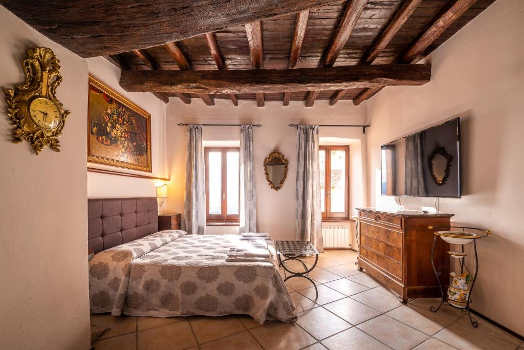 特雷维HOTEL TREVI Palazzo Natalini的一间卧室配有一张床和一个梳妆台