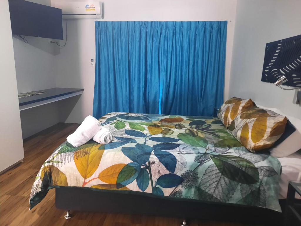 Hay PointHay Point Hotel/Motel的一间卧室配有床和蓝色窗帘