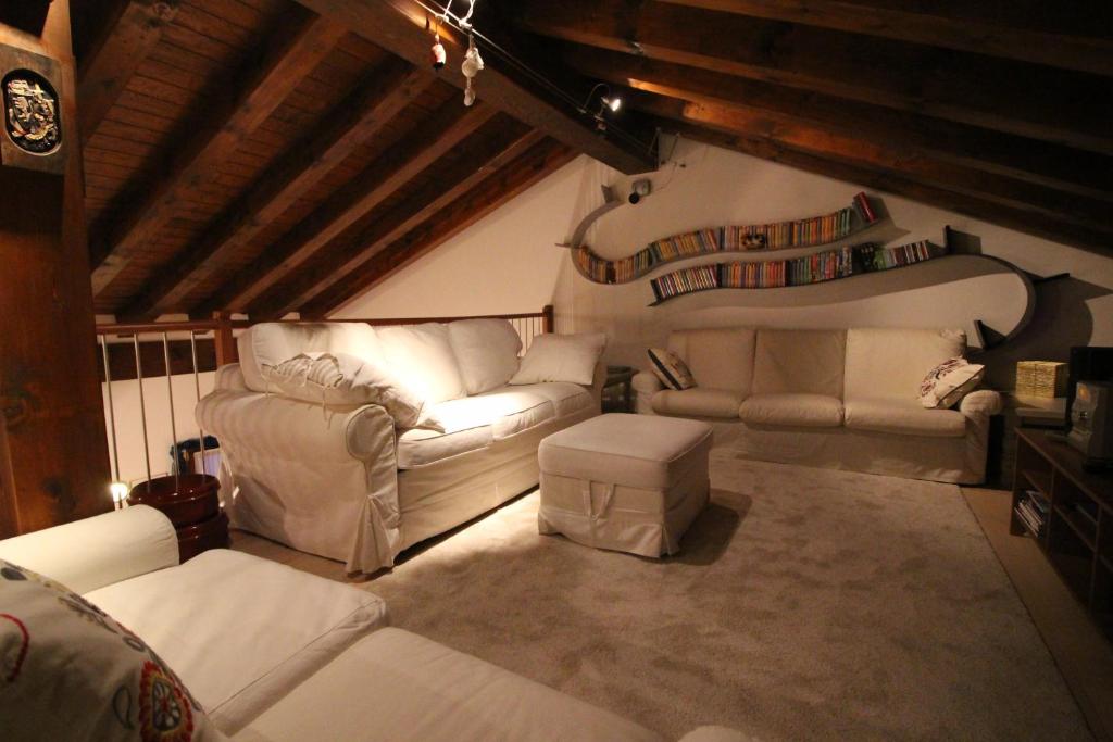 尚波吕克Villetta Periax - Affitti Brevi Italia的客厅配有两张沙发和一张桌子