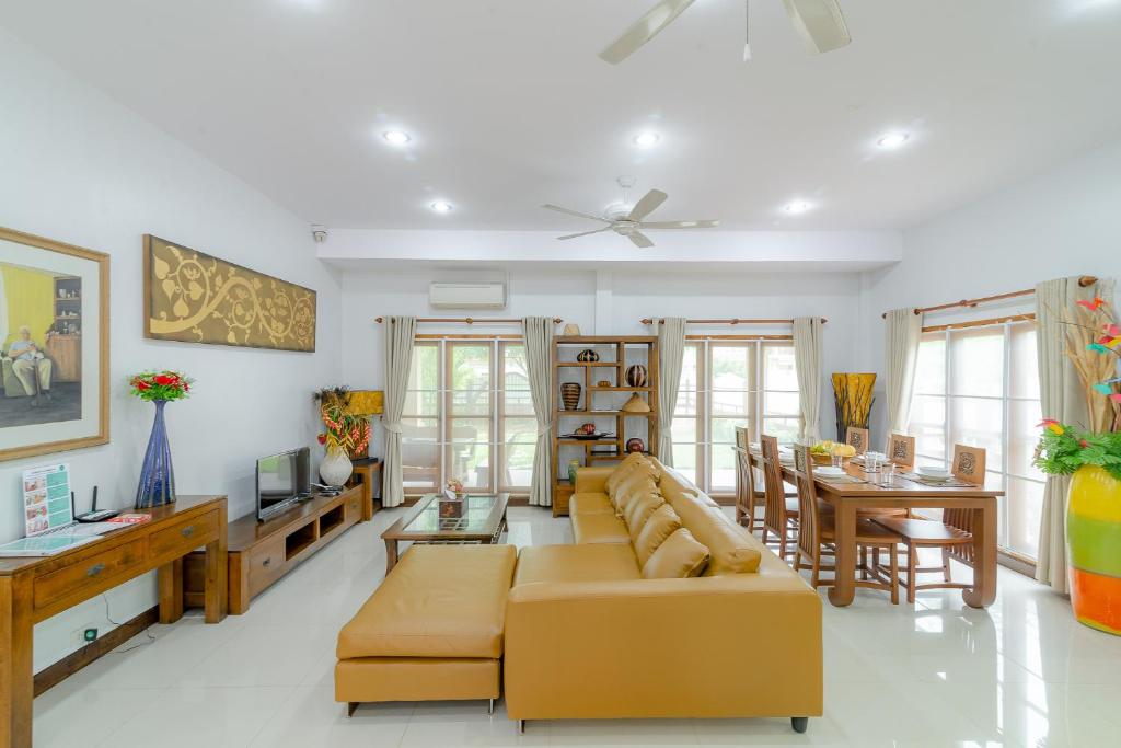 班克鲁特Bangsaphan Paradise Bankrut Vanilla Villa的客厅配有沙发和桌子