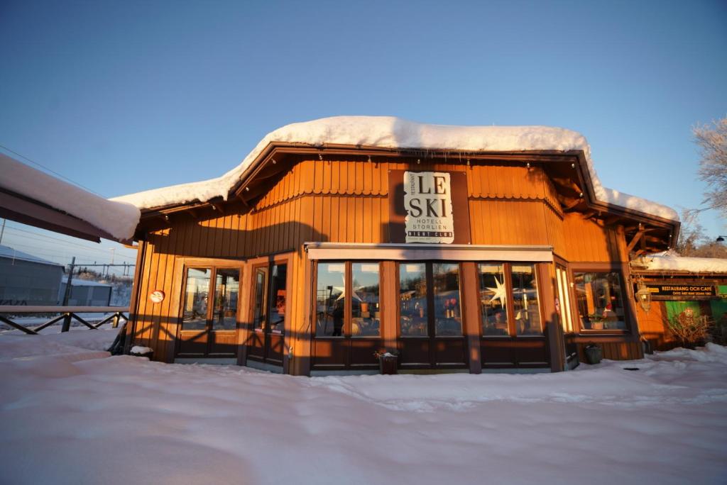 StorlienLe Ski Lodge & Steakhouse的一座有读冰雪标志的建筑