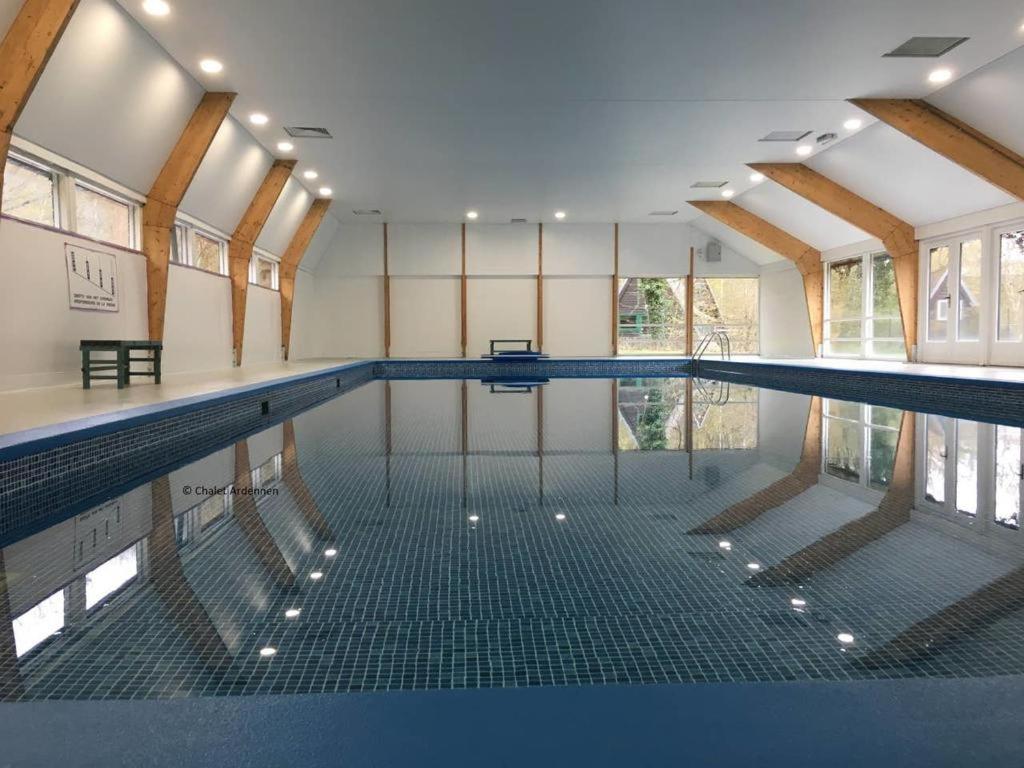 杜柏Les Jardins de Durbuy的一个带游泳池的室内游泳池