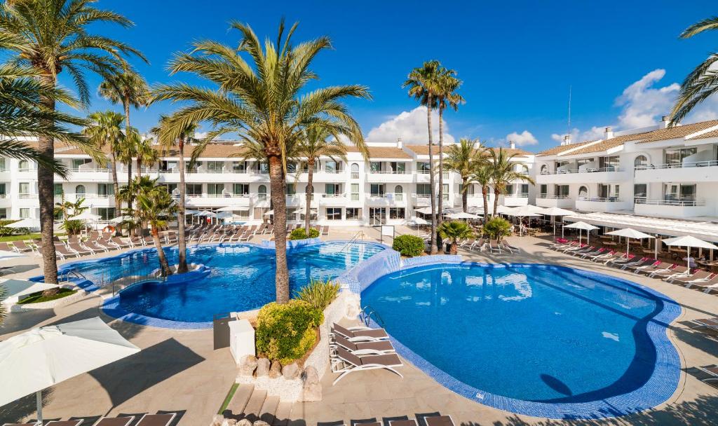 波连萨港霍波萨维拉孔查酒店公寓的棕榈树和游泳池的度假村空中景致