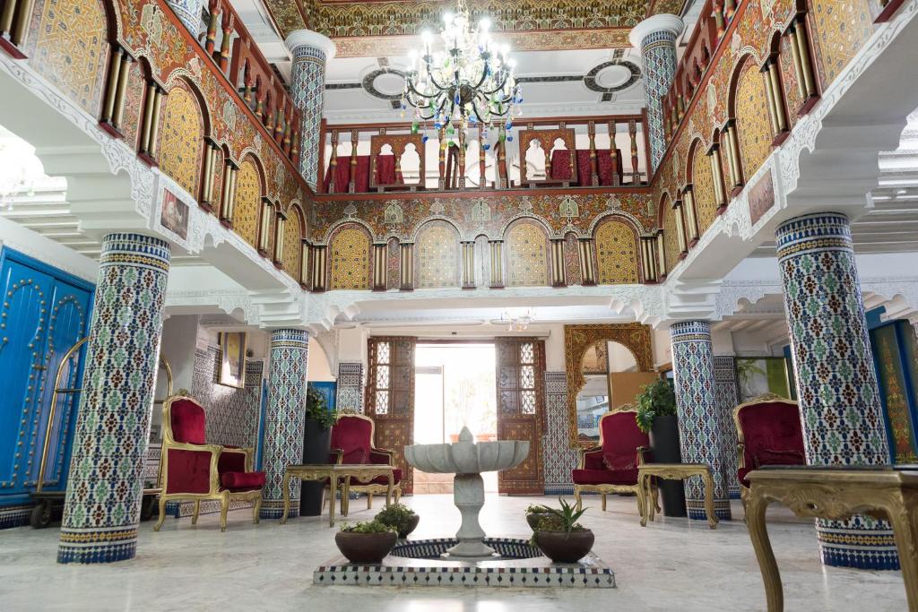 卡萨布兰卡摩洛哥家园酒店 的大厅,大楼中央有一个喷泉