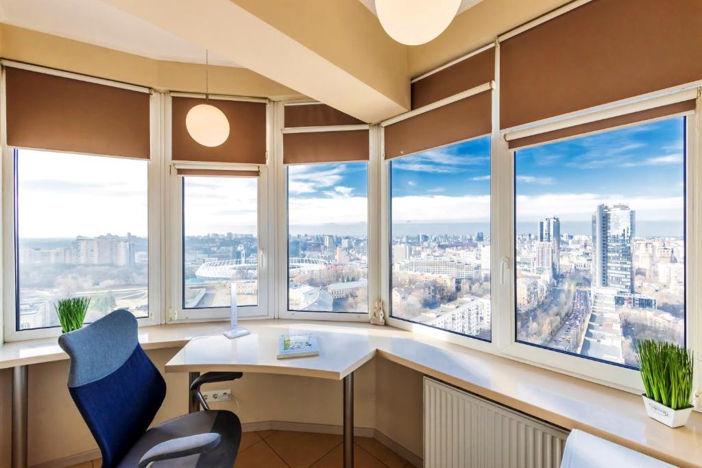 基辅Центр, 20 поверх! 2к квартира із панорамою的一个带书桌的办公室,享有城市美景