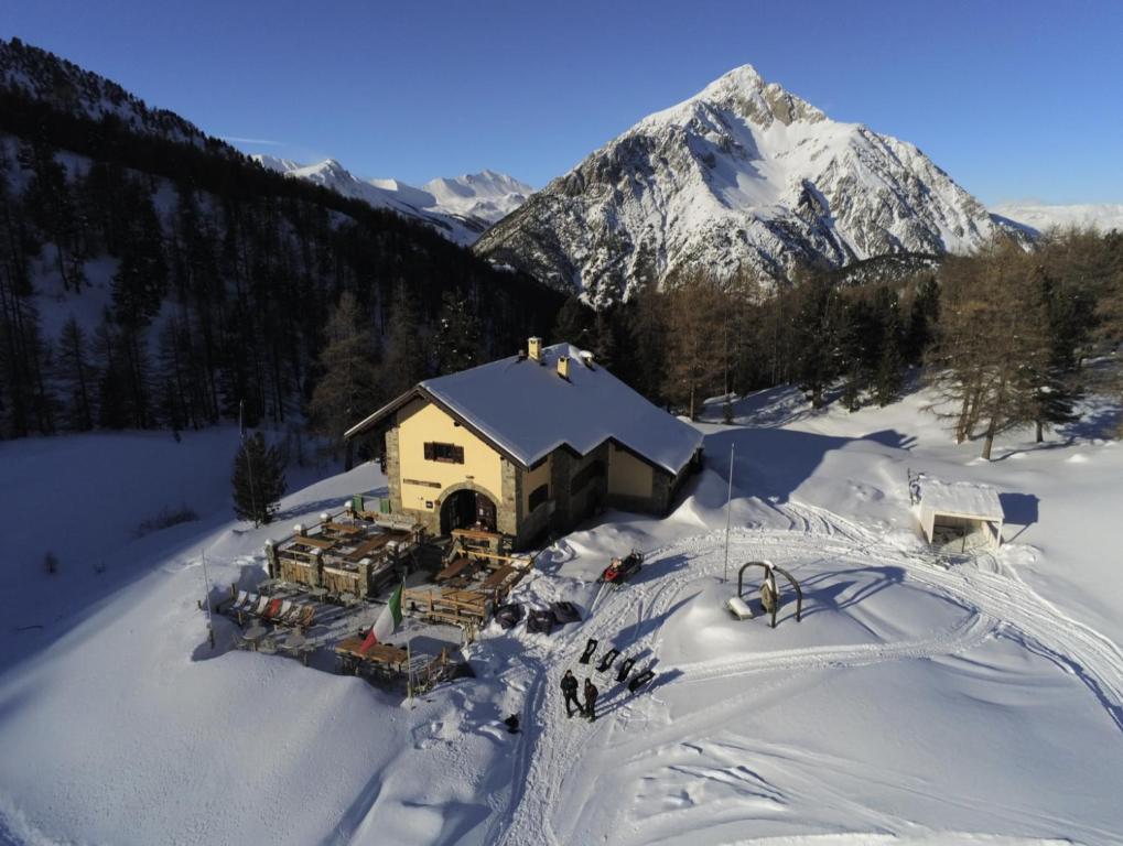 切萨纳·都灵尼斯Rifugio Baita Gimont的雪中房屋的空中景观