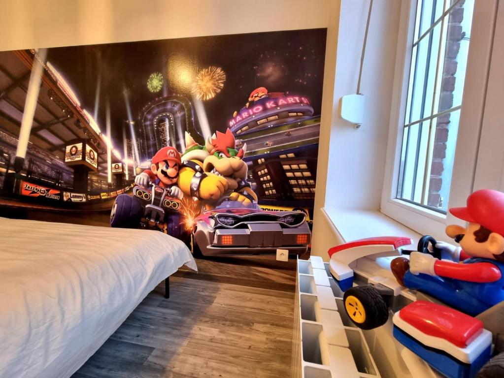 列万Le Nintendo的卧室的墙上装饰有马里奥和马里奥克门壁画